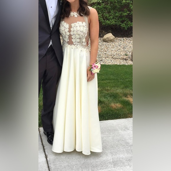 Stunning cream/satin dress - Picture 6 of 6